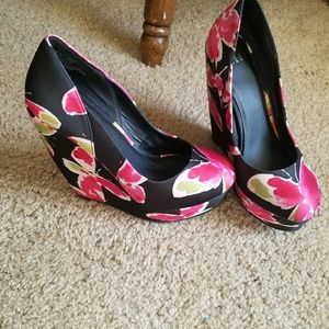 Like new wedges by Elle